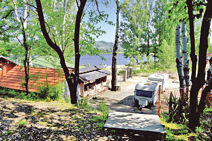Iznajmljivanje auto-kampa na Srebrnom jezeru košta 2.000 dinara 