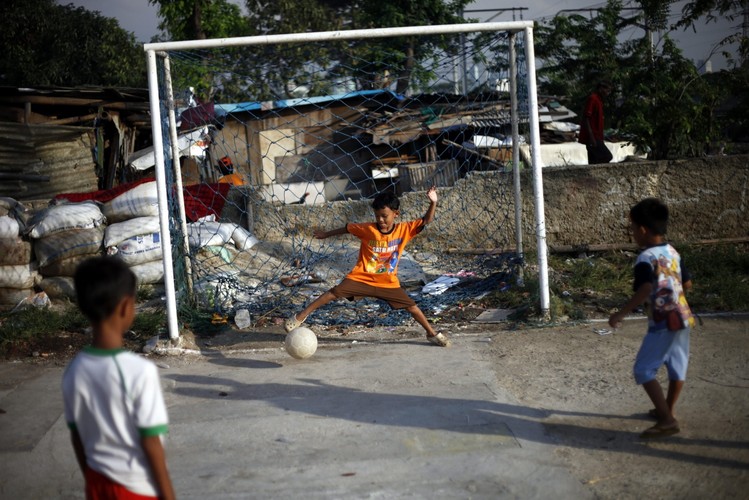Mali piłkarze ze slumsów Dżakarty
