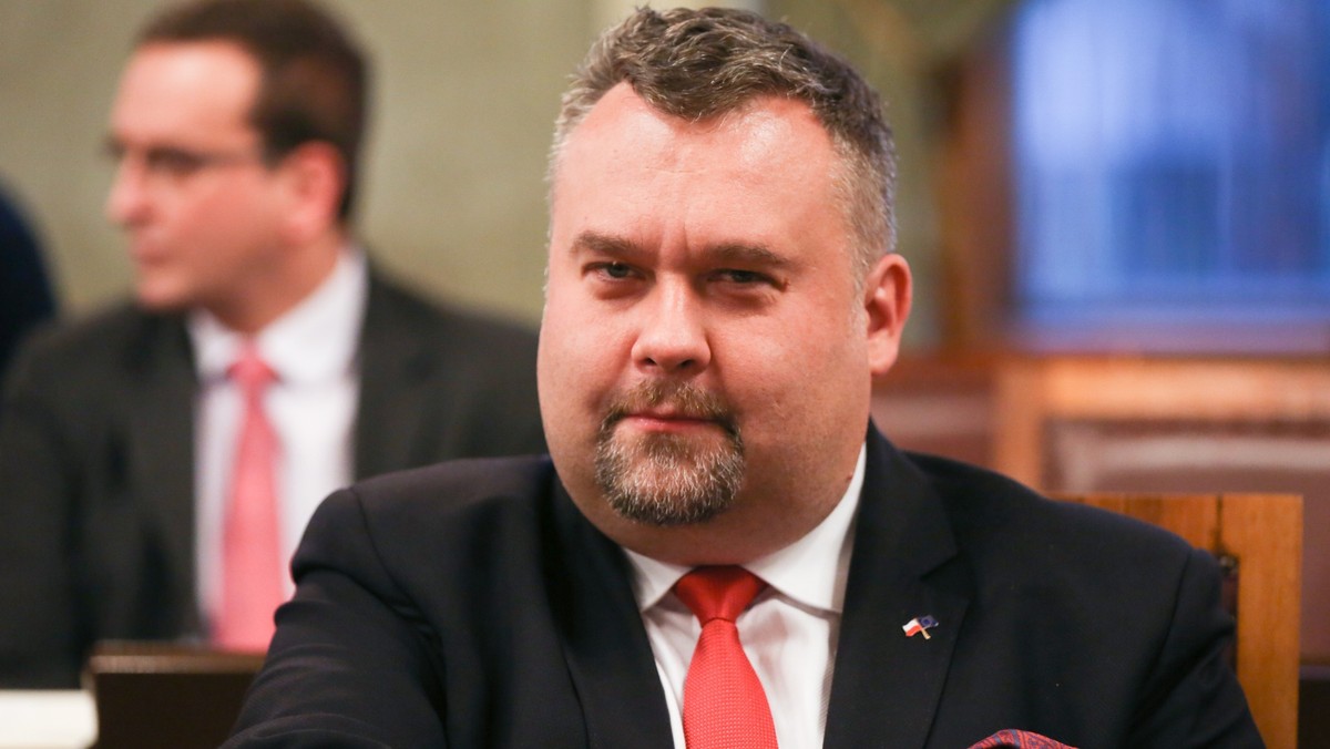 Przewodniczący Radny Miasta Krakowa - Dominik Jaśkowiec (PO) - będzie pracował w Nowym Sączu. Zostanie tam przeniesiony na trzy miesiące. Decyzję podjął jego przełożony, marszałek województwa Witold Kozłowski z PiS. Jaśkowiec uważa, że cała sprawa "ma podtekst polityczny". Władze województwa odpowiadają: potrzebujemy wzmocnień kadrowych w regionie.