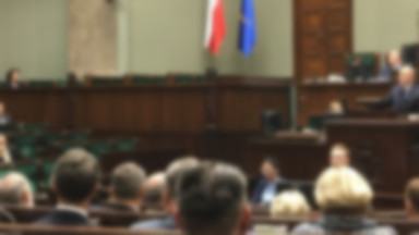 Posłowie PiS opuścili obrady, na sali plenarnej pustki. "Została tylko Streżyńska. Sama"