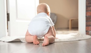 Puzanje je ključna razvojna faza kod beba koja počinje obično između 7. i 10. meseca