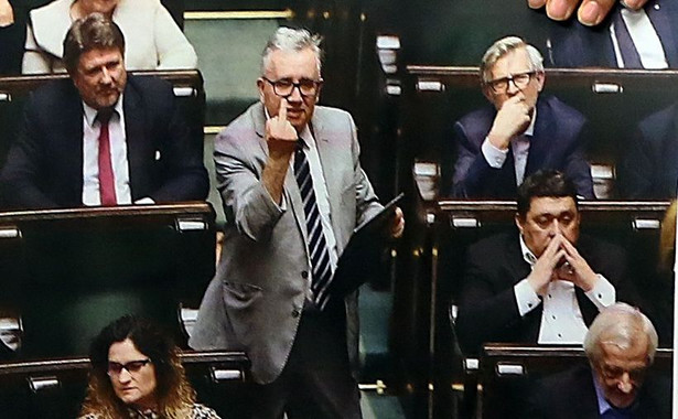 Poseł PiS pokazywał opozycji środkowy palec. Został tylko upomniany przez komisję etyki