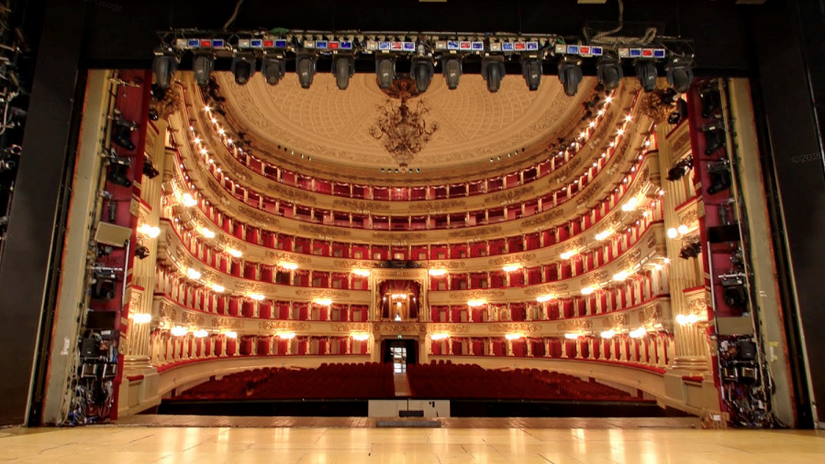 Mediolańska La Scala, jedna z najsłynniejszych scen operowych na świecie, dołącza do platformy Google Arts &amp; Culture. Od dzisiaj internauci mogą wirtualnie zwiedzić imponujący gmach teatru, stanąć na scenie tak jak kultowi śpiewacy operowi i tancerze, zobaczyć miejsca, gdzie tworzone są rekwizyty i kostiumy, a także podziwiać z bliska najdrobniejsze szczegóły scenicznych kreacji, które uchwycono za pomocą Art Camera. La Scala udostępnia także nie prezentowane nigdy wcześniej w formie cyfrowej dokumenty archiwalne, szkice i partytury.