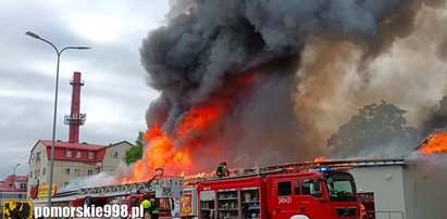 Pożar Biedronki w Słupsku. Z ogniem walczyło prawie 70 strażaków. Obiekt spłonął niemal całkowicie [WIDEO]