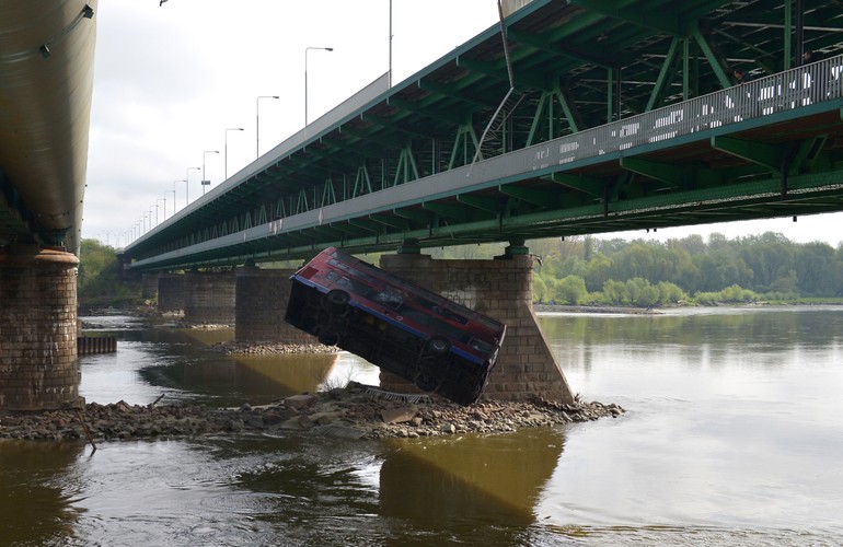 W świąteczny poniedziałek filmowcy z Bollywood kręcili spektakularny pościg i upadek z mostu do rzeki.