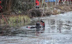 Strażacy apelują: Nie wchodźmy na zamarznięte jeziora i rzeki