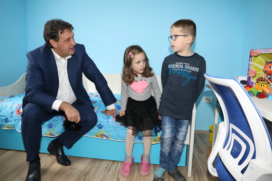 Bratislav Gašić sa Anđelom i Aleksandrom u novoj plavoj sobi, baš po meri ovog dečaka