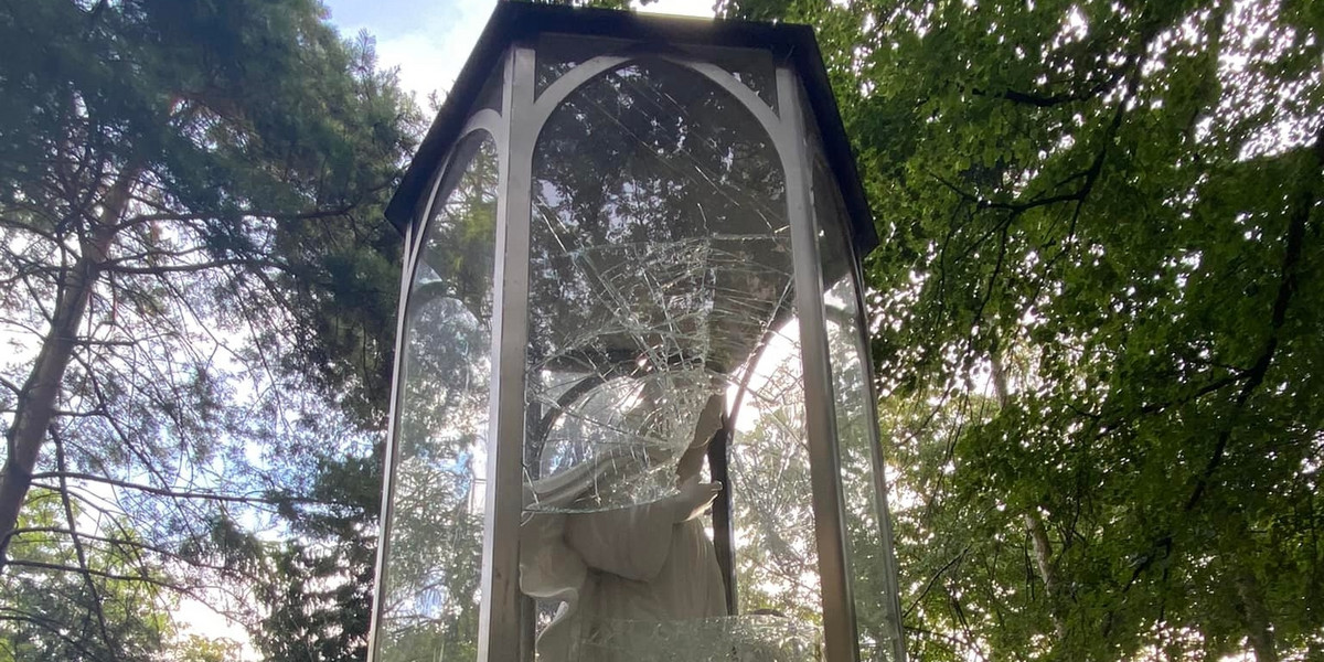 Nieznany sprawca sprofanował figurę Matki Bożej Medjugorie w parku przy kościele św. Jana Chrzciciela w parafii pw. św. Józefa w Stargardzie.