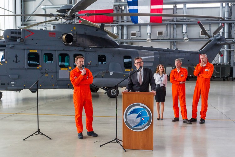 Wcześniej Airbus prezentował inne maszyny dla polskiej armii.  Zaoferowany w przetargu na wielozadaniowy śmigłowiec dla polskiej armii Caracal firmy Airbus spełnia wszystkie warunki zawarte w przetargu Ministerstwa Obrony Narodowej. Przedstawiciele producenta zapewnili, że choć pierwsze maszyny powstaną we Francji, to 70 sztuk śmigłowców zostanie wyprodukowane w Polsce. Maszyna mająca służyć m. in. do zwalczania okrętów podwodnych nie była jednak testowana w warunkach morskich. Zobacz zdjęcia z <a href='http://forsal.pl/galerie/874215,duze-zdjecie,1,smiglowce-caracal-spelniaja-kryteria-mon-maszyny-dla-polskiego-wojska-zaprezentowane.html' style='color: blue'> prezentacji śmigłowca wielozadaniowego śmigłowca Caracal</a>.<br><br> (pj/cat) PAP/Paweł Jaskółka