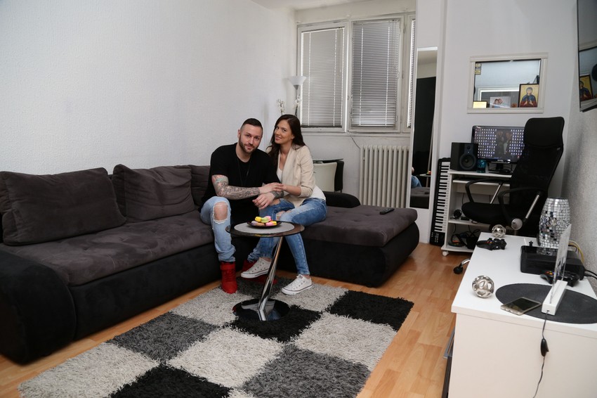 Ša sa ženom u stanu