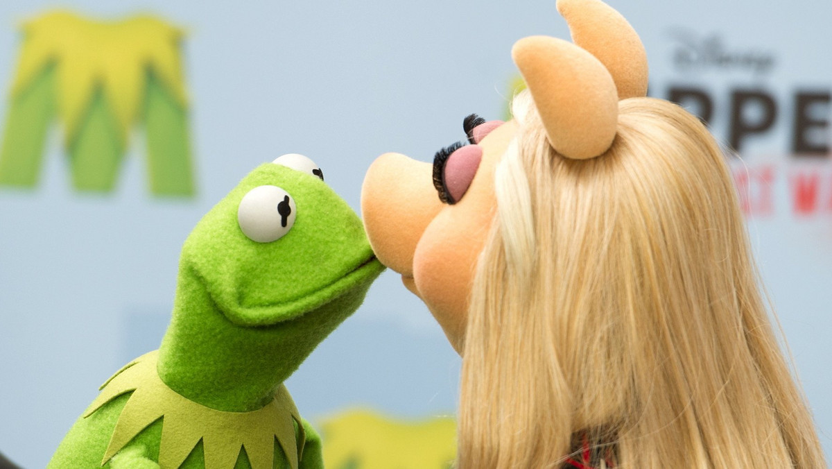 Amerykańskiej telewizji ABC, która jesienią zaprezentuje nowy serial o muppetach, skierowany do dorosłych widzów, jedna rzecz już się udała. Promocyjna akcja z rozstaniem Kermita i Świnki Piggy, która świetnie wykpiła prawdziwe zerwania celebrytów.