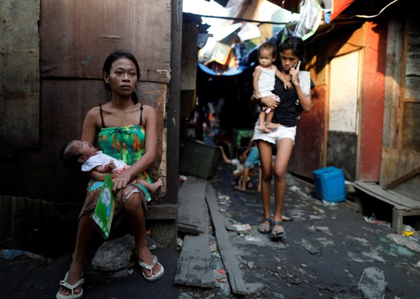 The Wider Image: Night in Manila slum revives spectre of drug war deaths