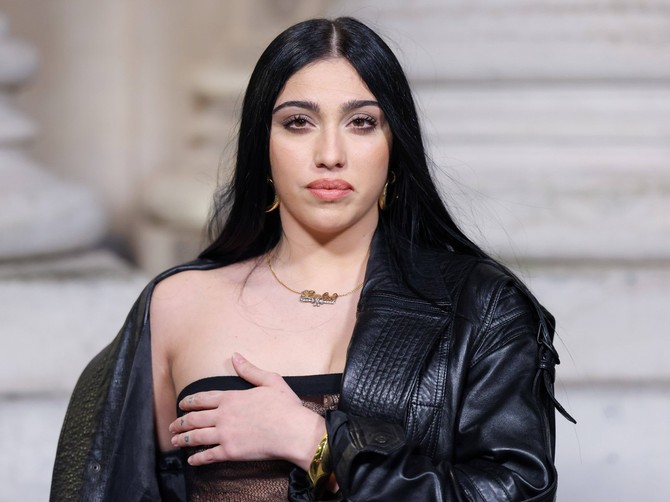 Madonina ćerka vulgarna do bola, u Parizu pokazala bradavice i golu zadnjicu