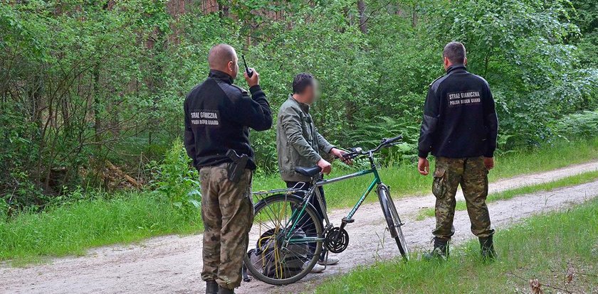 Imigrant przyjechał na rowerze