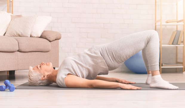 Jednostavne vežbe za donji deo tela, kao što je glutealni most, smanjuju opterećenje kolena