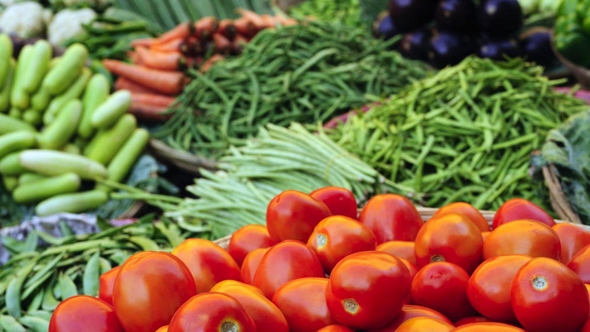 Dobre zbiory podstawowych roślin, a także warzyw i owoców oraz problem z eksportem towarów rolno-spożywczych wywołany rosyjskim embargiem spowodują dalszy spadek cen detalicznych żywności - prognozuje Instytut Ekonomiki Rolnictwa i Gospodarki Żywnościowej.
