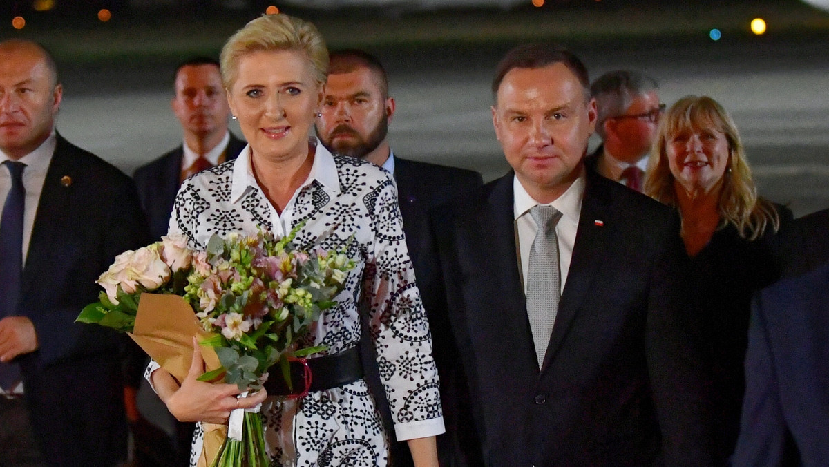 Prezydent Andrzej Duda wraz z małżonką Agatą Kornhauser-Dudą złożyli "najlepsze życzenia i gratulacje" wszystkim mamom z okazji ich święta przypadającego w sobotę. Życzymy mamom, żeby ich miłość, trud i oddanie przynosiły jak najwięcej satysfakcji - napisali w liście.