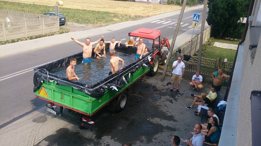 Basen w przyczepie rolniczej!