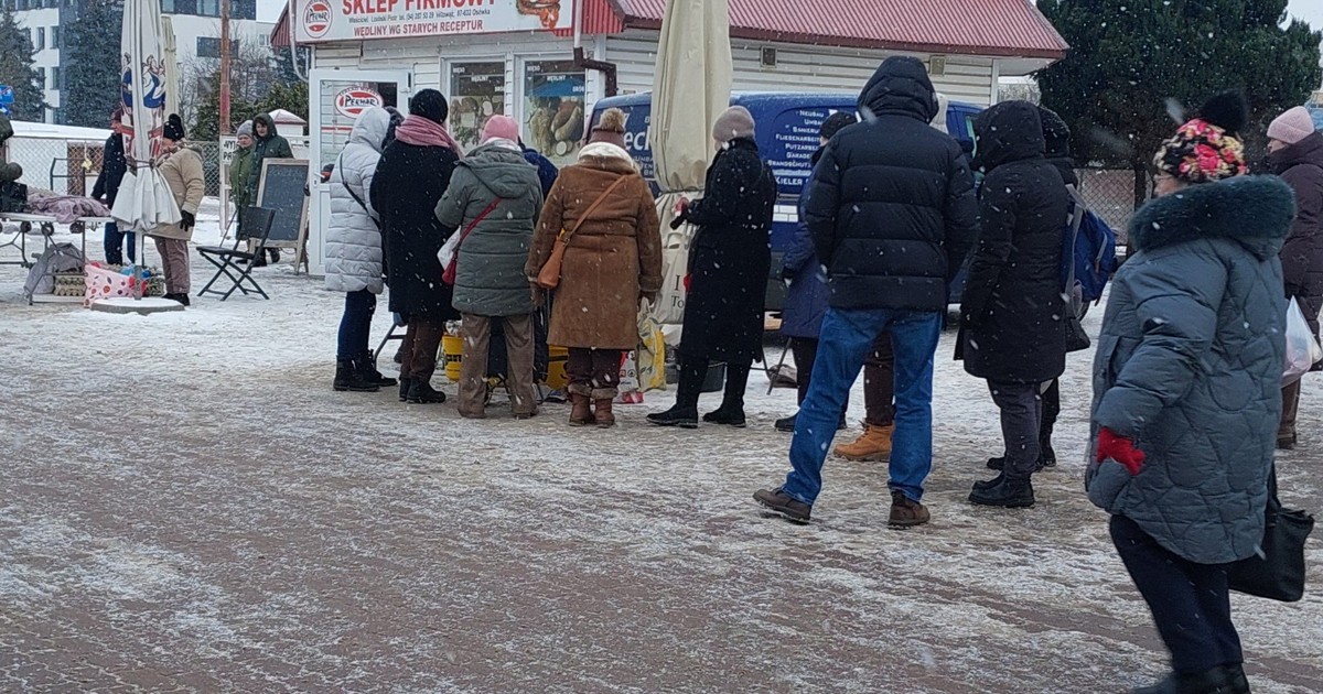 Kolejka na mrozie. Wszyscy czekają za jednym. "Kalesony i przybiegłem"