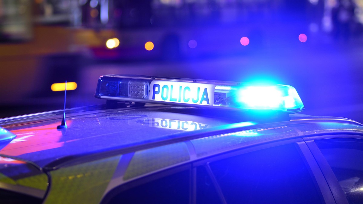 Dramat w Kępicach. Auto wpadło do rzeki. Jedną osobę reanimowano