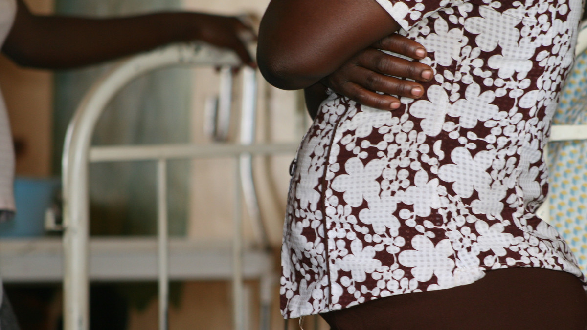 Gwinejska policja aresztowała kobietę, która podawała pragnącym zajść w ciążę kobietom rzekomo leczniczą mieszaninę ziół. Jak informuje BBC, mikstura prowadziła jedynie do wzdęcia, które klientki znachorki miały uznawać za ciążę.