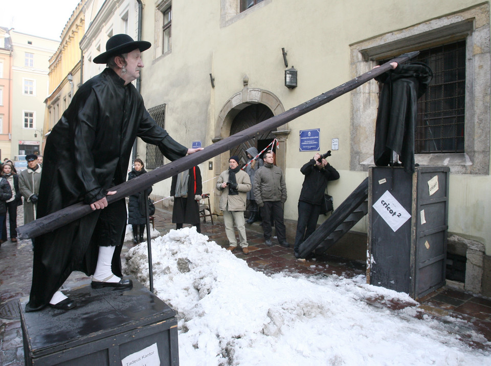 KRAKÓW ROCZNICA ŚMIERCI TADEUSZA KANTORA ŻYWE POMNIKI