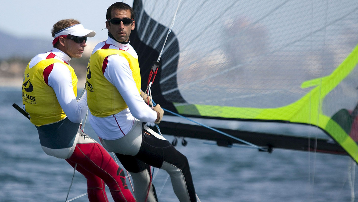 Wielki dramat najlepszej polskiej załogi podczas drugiego dnia mistrzostw Europy w olimpijskiej klasie 49er w ramach Gdynia Sailing Days! Łukasz Przybytek i Kamil Zwolak, którzy w klasyfikacji generalnej plasowali się na dziesiątym miejscu, zostali staranowani przed startem do drugiego dzisiejszego wyścigu przez Dionisisa Dimou i Michaila Pateniotisa (Grecja). - Nabieramy wody, mamy dziurę w kadłubie na trzy palce - relacjonowali Biało-Czerwoni