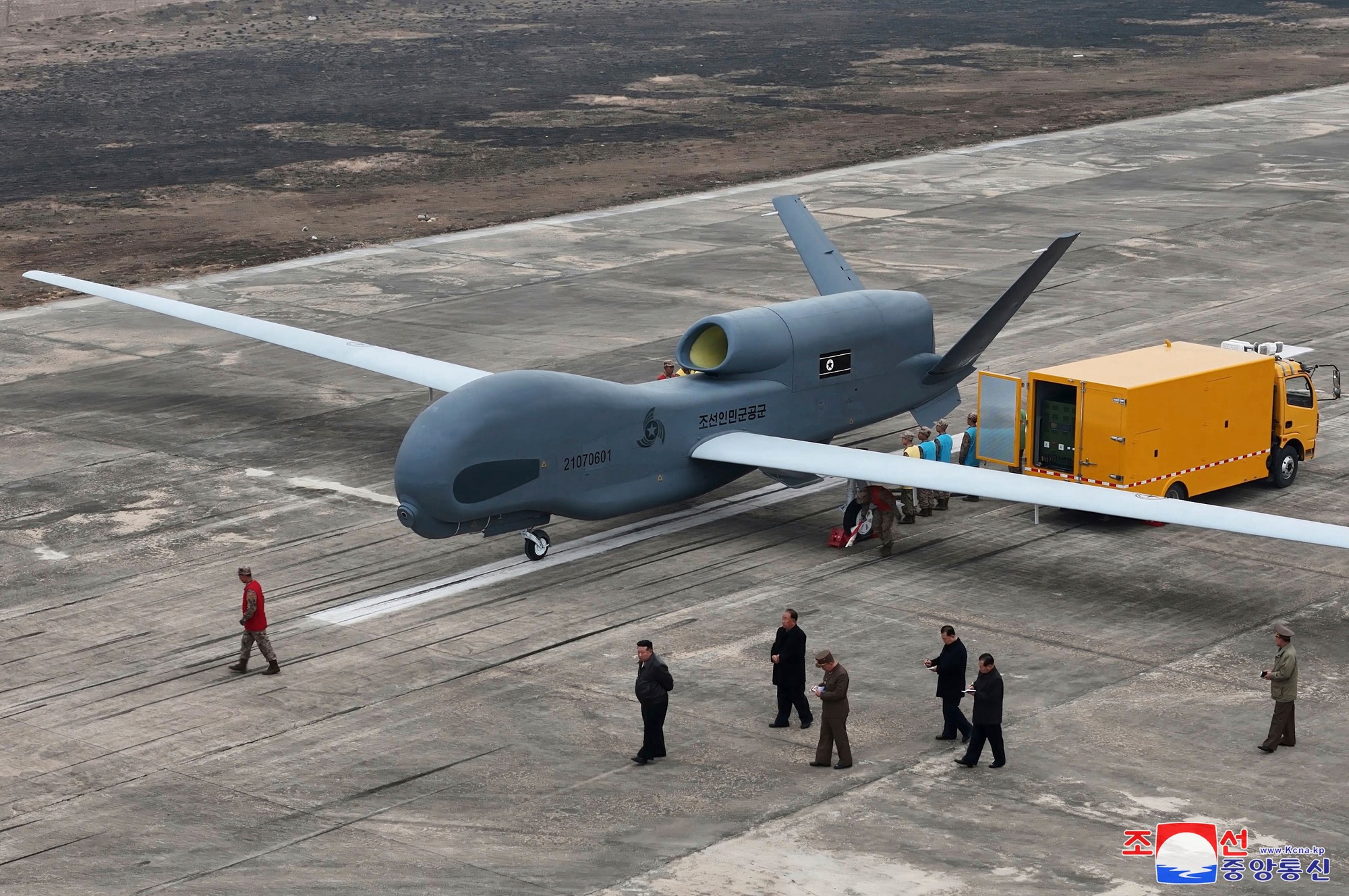 Kim Čong-un prechádza okolo veľkého prieskumného dronu na neznámom mieste v Severnej Kórei.