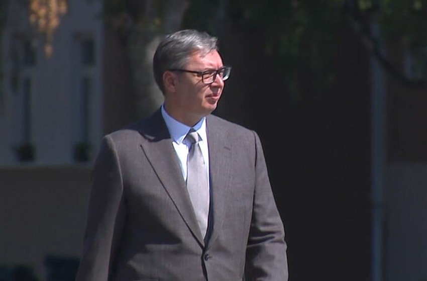 Aleksandar Vučić, kasarna