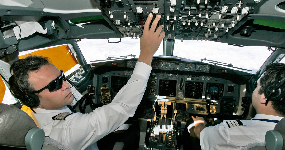 Poznati pilot objasnio zašto moramo da stavimo ruke iznad glave kad ...