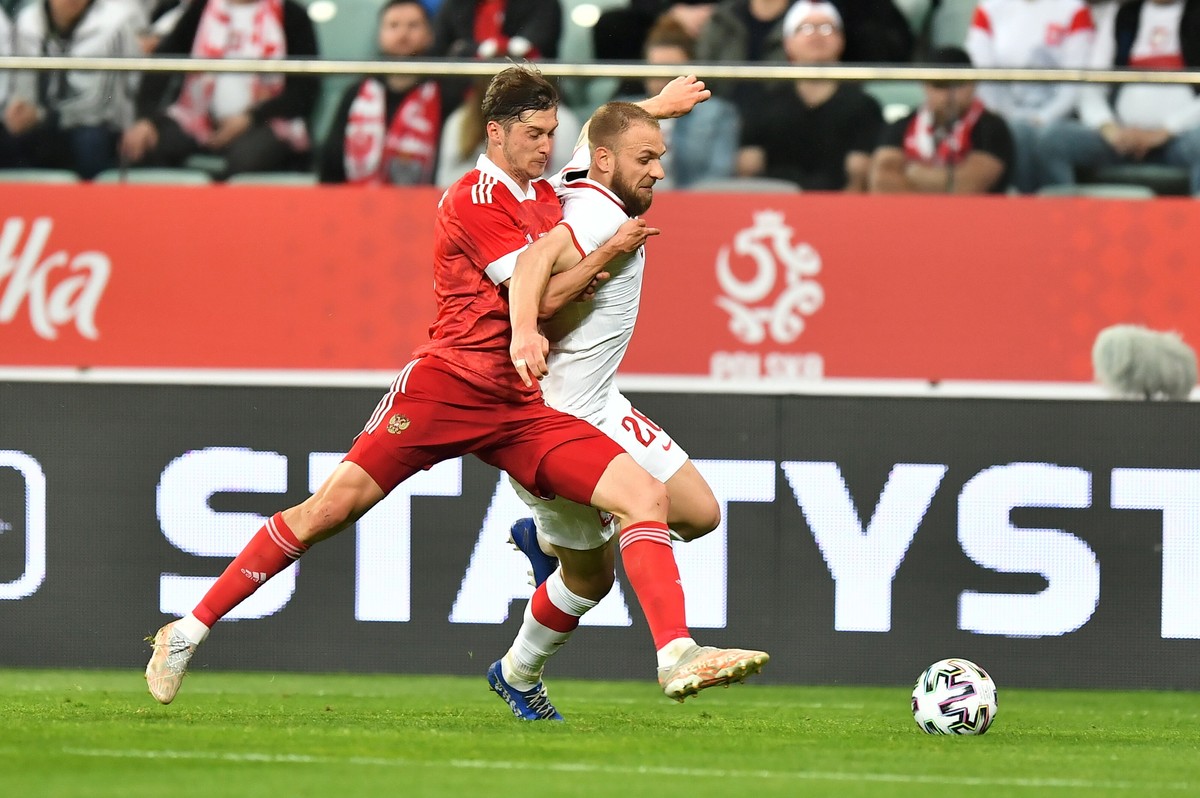 Polak Tymoteusz Puchacz (P) i Rosjanin Aleksiej Miranczuk (L) podczas towarzyskiego meczu piłkarskiego we Wrocławiu