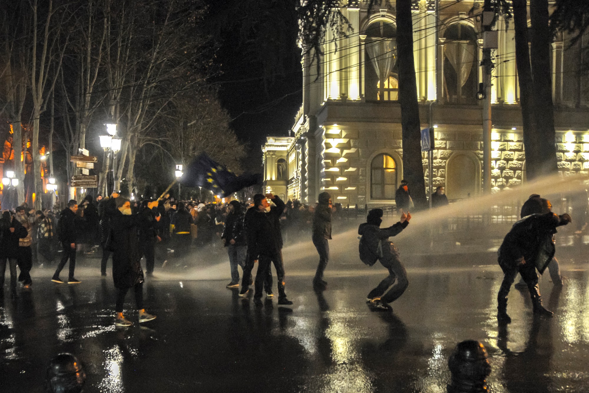 Na snímke protestujúci sa zhromažďujú pred budovou parlamentu 7. marca 2023 v Tbilisi. 
