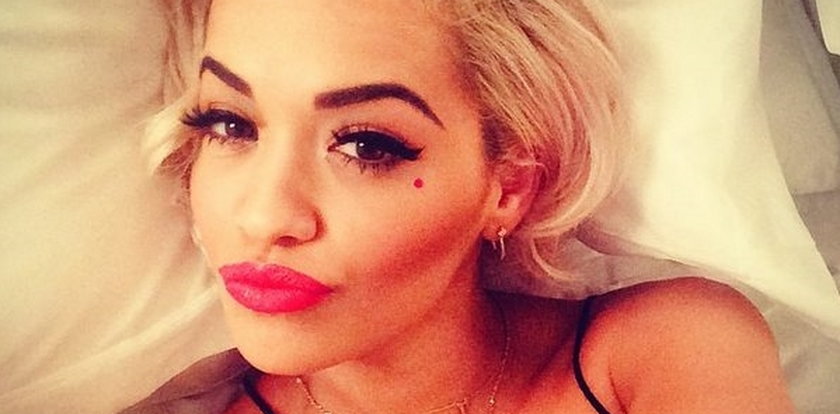 Rita Ora robi sobie selfie w łóżku