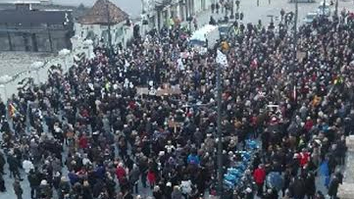 Tuż po godzinie 15 pod siedzibą PiS-u przy ulicy Piotrkowskiej 143 zebrały się setki pań i panów, którzy protestują przeciwko obecnej polityce rządu. Domagają się, między innymi, przywrócenia prawa do antykoncepcji awaryjnej, czyli tabletki "dzień po" bez recepty oraz poszanowania godności kobiet.