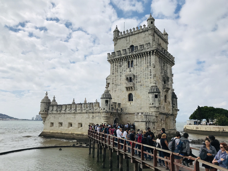  Torre de Belém, militarna budowla z 1520 roku, jest jednym z głównych zabytków w Lizbonie. Fot. Olivia Drost