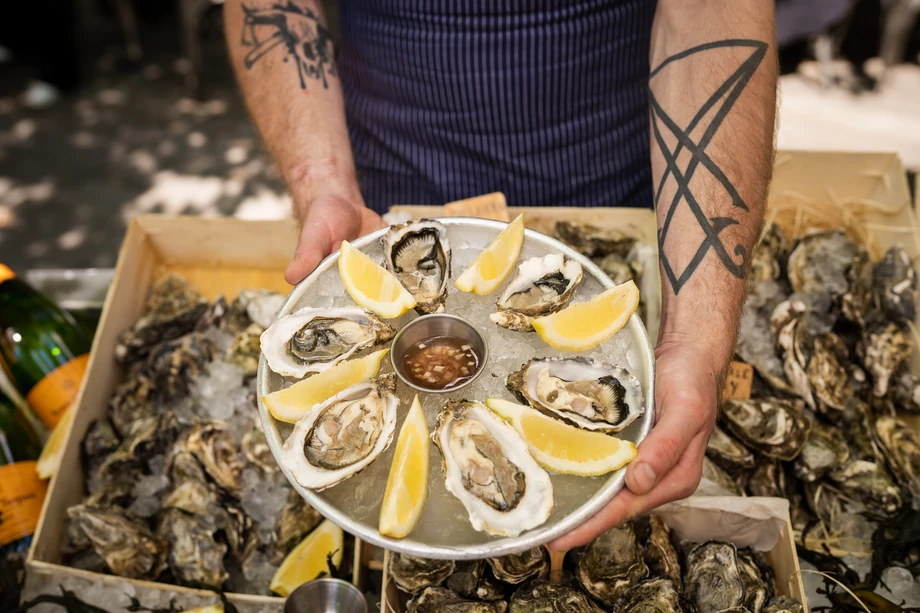 Świeże ostrygi w warszawskiej restauracji Port Royal