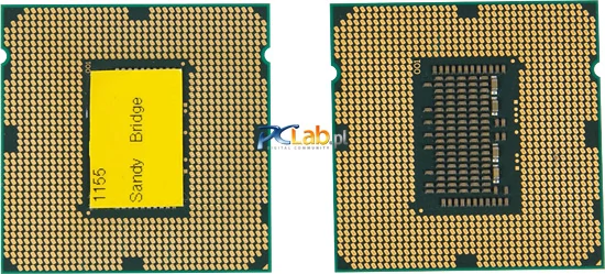 Ponownie z lewej procesor LGA1155, z prawej – LGA1156 (brakujący kontakt można dojrzeć z prawej strony procesora LGA1155, przy półkolistym zagłębieniu pozycjonującym procesor w gnieździe)