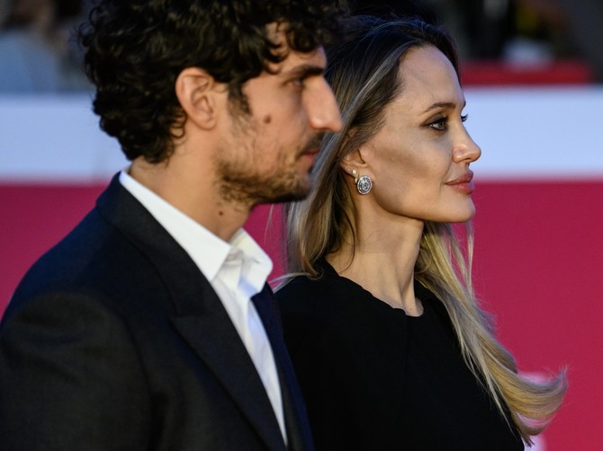 Anđelina Džoli ima dečka koji nije ni nalik Bredu Pitu? Njeni prijatelji kažu da je ovo istina