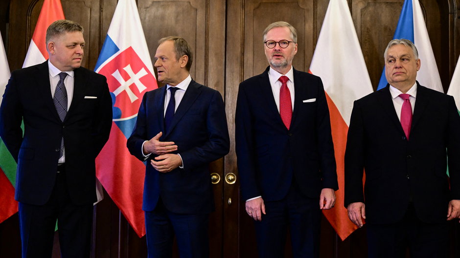 Premier Słowacji Robert Fico, premier Polski Donald Tusk, premier Czech Petr Fiala i premier Węgier Viktor Orban w Pradze, luty 2024 r.