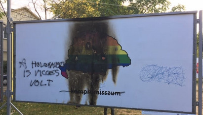 Felgyújtották az ARC kiállítás szivárványos Nagy-Magyarország plakátját