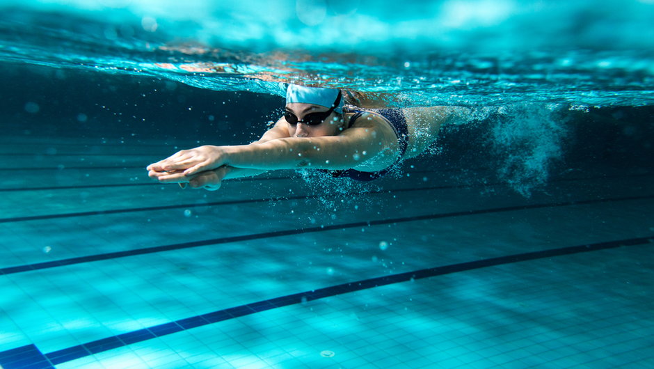 Dlaczego pływanie jest dobre dla serca? Tłumaczy kardiolog