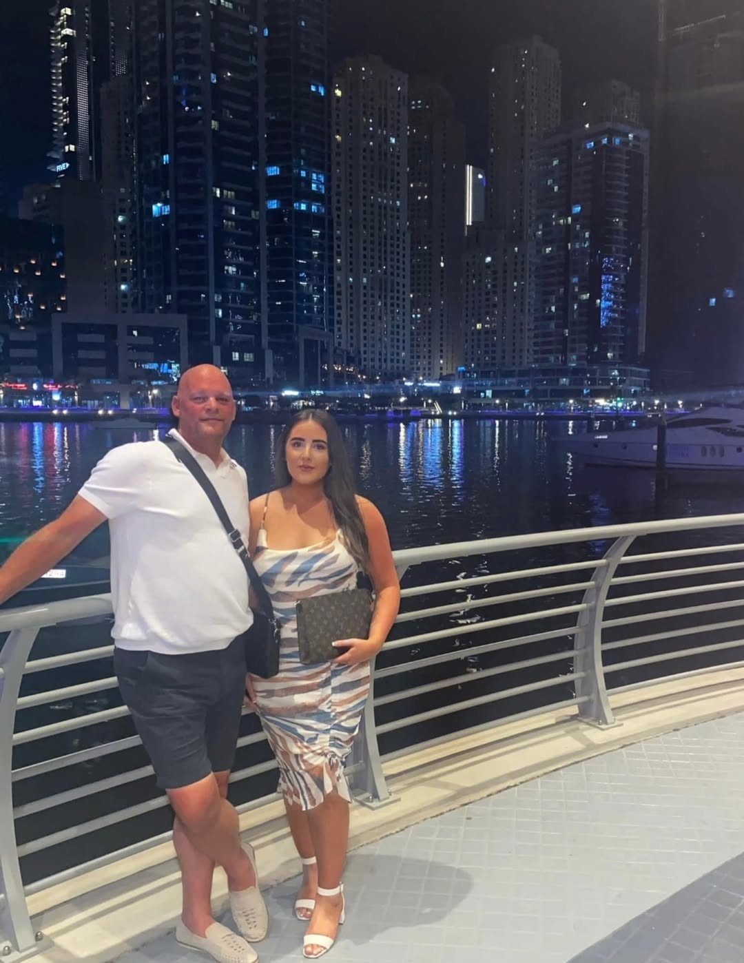 Abi McMahon tvorí pár s Jonnym Mitchellom. 