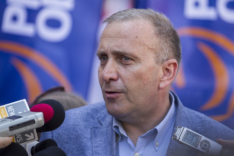 Lider PO Grzegorz Schetyna. Schetyna wziął udział w manifestacji zorganizowanej w Legnicy przez Komitet Obrony Demokracji. Uczestniczyło w niej około 200 osób.