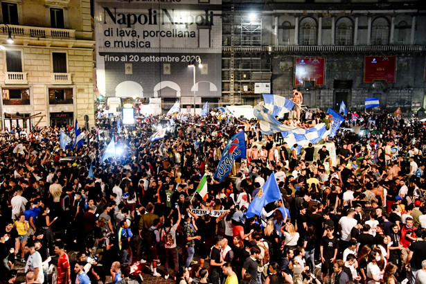 Kibice Napoli świętują zdobycie Pucharu Włoch