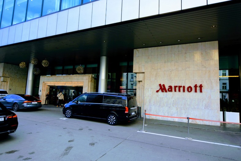 Intrarea în Hotelul Marriott situat pe Al.  Jerozolimski 65/79