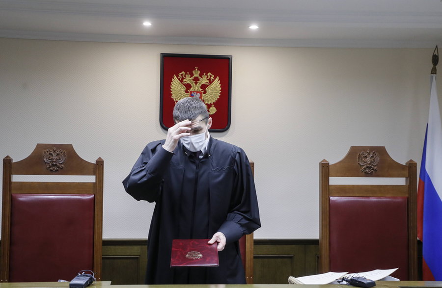 Rosyjski sędzia Oleg Nefedow ogłasza decyzję o uznaniu ruchu LGBT za ekstremistyczny i zakazany w Rosji. Rozprawa rosyjskiego Sądu Najwyższego w Moskwie, Rosja, 30 listopada 2023 r.