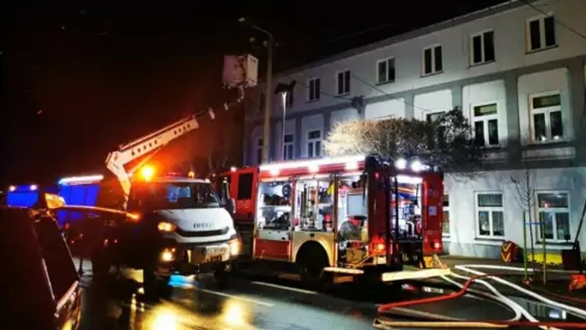 Pożar kamienicy w Zduńskiej Woli. Znaleziono zwłoki dwóch osób