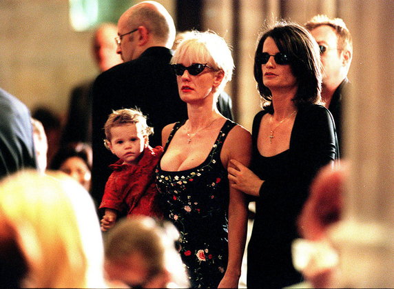 Paula Yates z córką Tiger Lily podczas pogrzebu Hutchence'a (1997)