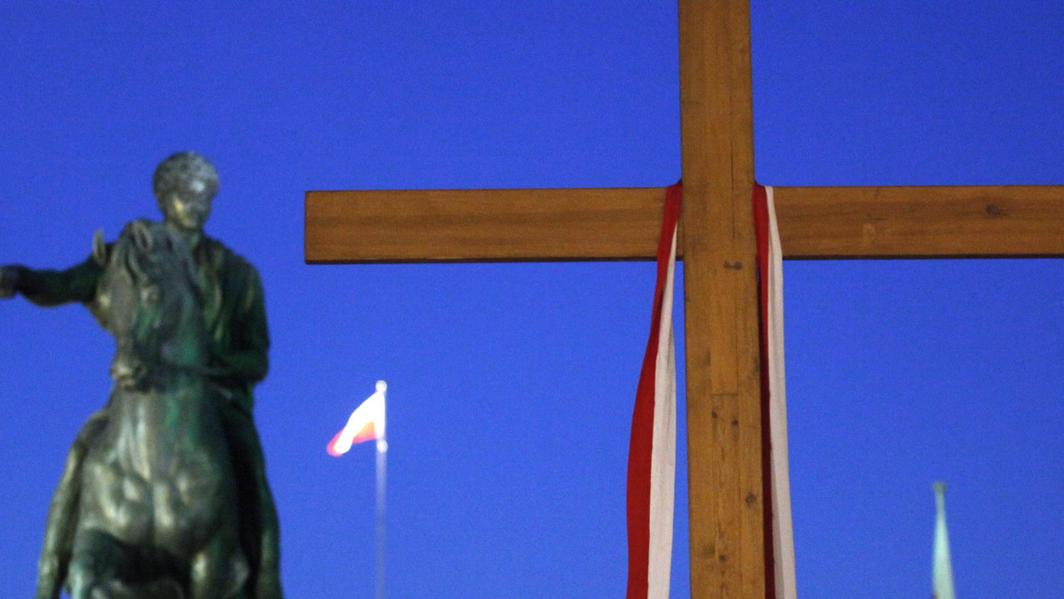 Krzyż przed Pałacem Prezydenckim w Warszawie, fot.  PAP/Grzegorz Jakubowski