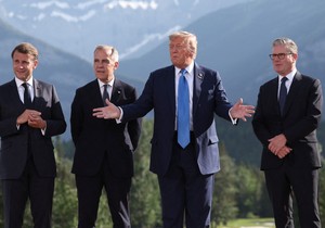 Francuski predsednik Emanuel Makron, kanadski premijer Mark Karni, predsednik SAD Donald Tramp i britanski premijer Kir Starmer na samitu G7 u Kanadi, jun 2025.